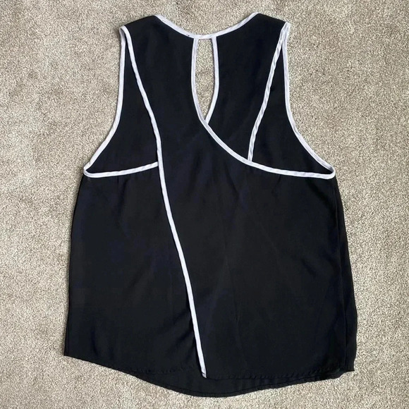 SOY Shine On You Sleeveless Black White Trimmed Cross Back Straps Blouse Size M - Picture 1 of 11